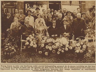 870797 Groepsportret van de genodigden bij de opening van lunchroom J.Th. Bosch (Stationsstraat 49) te Vleuten, in ...